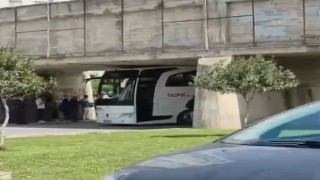 Otobüs köprü altına sıkıştı