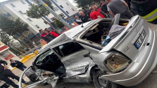 Otomobil, durakta yolcu alan otobüse arkadan çarptı: 1 ölü, 3 yaralı