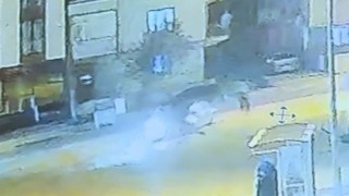 Otomobil ile çarpışan motosiklet sürücüsü ağır yaralandı