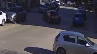 Otomobil ile çarpışan motosiklet sürücüsü yaralandı: Kaza anı kamerada