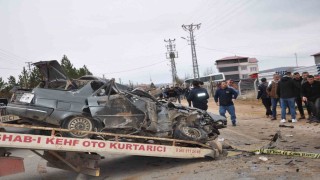 Otomobil kağıt gibi ezildi: 3 ölü, 3 yaralı