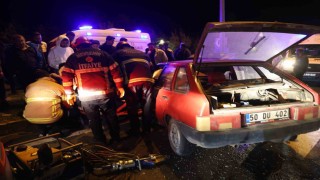 Otomobil kırmızı ışıkta bekleyen araca çarptı: 2 yaralı