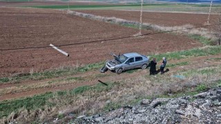 Otomobil şarampole yuvarlandı, araçtakiler burnu bile kanamadan kurtuldu
