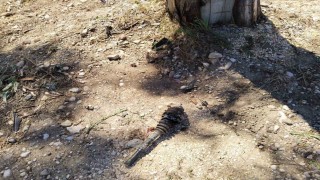 Otomobil ters döndü, tekeri koptu, sürücü yara almadan kurtuldu
