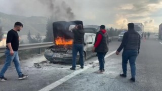 Otomobilde çıkan yangını vatandaşlar ve jandarma söndürdü