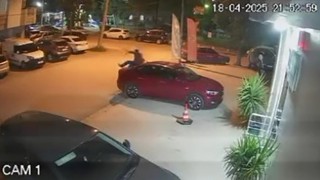 Otomobili tekmeleyip yumrukladı, yetmedi üzerine çıkıp zıpladı