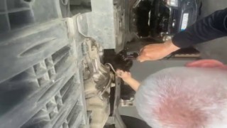 Otomobilin motoruna giren kediyi tamirci kurtardı