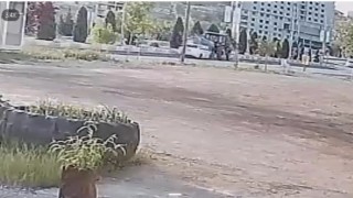 Otomobilin su tankerinin altına girdiği anlar güvenlik kamerasına yansıdı