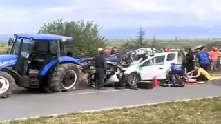Otomobilin traktöre çarptığı kazada ağır yaralanan kadın kurtarılmadı