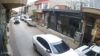 Otomobiliyle park halindeki araçlara çarpan şahıs kameralara yansıdı