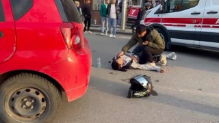Otomobille çarpışan motosiklet sürücüsü yaralandı