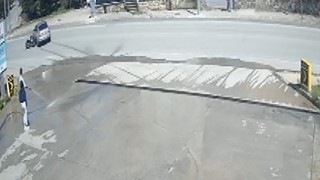 Otomobille çarpışan motosikletin şoka giren sürücüsü: Ben birine mi çarptım