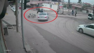 Otomobille çarpışan motosikletteki 2 kişi metrelerce havaya uçtu