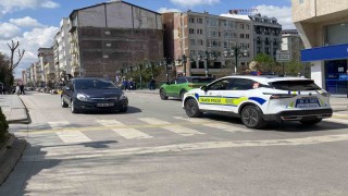 Otomobille ters yöne giren sürücü trafik polisiyle karşı karşıya geldi