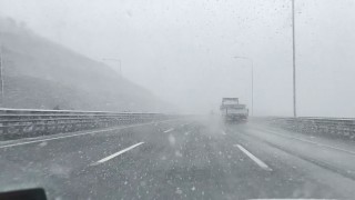 Otoyolda kar, görüş mesafesini 10 metreye kadar düşürdü