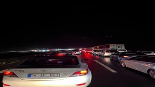 Otoyolda makaslayan tır uzun araç kuyruklarına sebep oldu