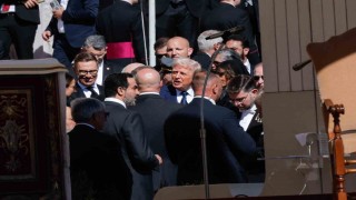 Papa Franciscus, 250 bin kişinin katıldığı cenaze töreniyle son yolculuğuna uğurlandı