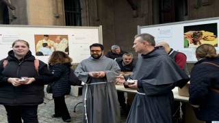 Papa Franciscus için St. Antuan Kilisesinde lokma dağıtıldı