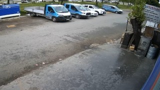 Park halindeki kamyonete çarpan otomobil hurdaya döndü, genç sürücüsü hayatını kaybetti