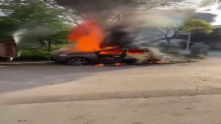 Park halindeki otomobil alev topuna döndü