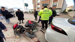 Park halindeki otomobile çarpman motosikletin sürücüsü yaralandı