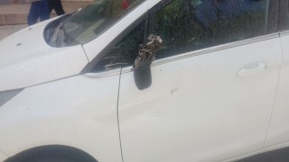 Park halindeki otomobili tekmeleyip aynasını kırdı