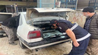 Park halineki araçta çıkan yangın büyümeden söndürüldü