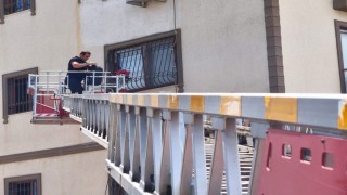 Pencere korkuluklarında mahsur kalan kediyi itfaiye kurtardı