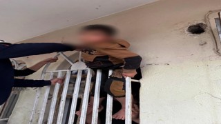Pencerenin demir korkulukları arasına sıkışan çocuk kurtarıldı