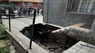 Pendikte 4 katlı binanın bahçe zemini çöktü