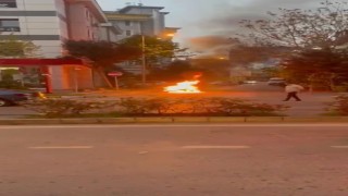 Pendikte alev alan otomobil bomba gibi patladı