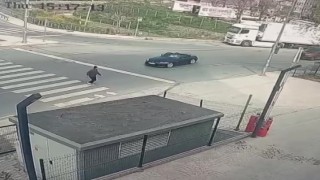 Pendikte bir sürücü, yaya geçidindeki kişinin üzerine otomobilini sürdü