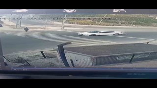 Pendikte yaya geçidinde otomobilin altında kalmaktan son anda kurtuldu... O anlar kamerada