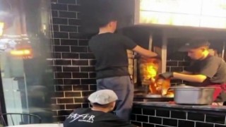Pişmiş dönerin üzerine çiğ tavuk eklerken cep telefonu kamerası ile kaydedildi