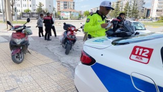 Plakasız motosikletin ehliyetsiz ve kasksız sürücüsüne 35 bin lira ceza