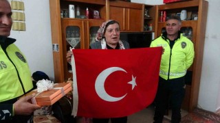 Polis helikopterine bayrak sallayan Ayşe teyze: Ağlaya ağlaya içeri girdim, çok duygulandım