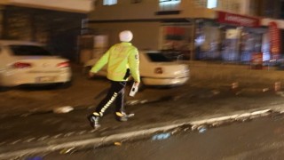 Polis, uygulama noktasını görünce geri geri kaçan aracı koşarak böyle yakaladı