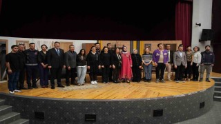 Polisler tiyatroyla uyuşturucuya savaş açtılar