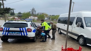 Polisler yaşlı kadının tüpünü alıp evine kadar bıraktı