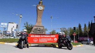 Polislerden Aile Yılı pankartı