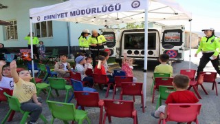 Polislerden çocuklara erken 23 Nisan kutlaması