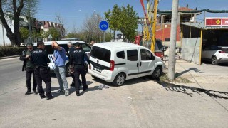 Polisten kaçan araç aydınlatma direğine çarptı