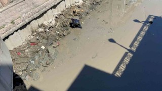 Porsuk Çayının suyu temizlik için kesildi, hurdacılar çamurun içine daldı