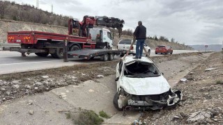 Refüje giren otomobilde 4 kişi yaralandı