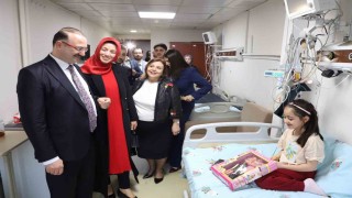 Rektör Ahmet Hacımüftüoğlu ile eşinden anlamlı bayram ziyareti