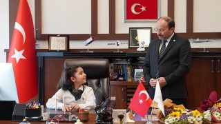 Rektör Çakmak, 23 Nisanda makamını çocuklara devretti