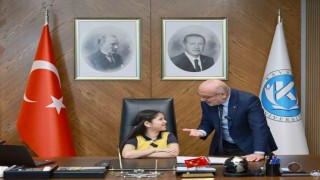 Rektör Karamustafa, koltuğunu 4. sınıf öğrencisine devretti