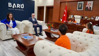 Rektör Uzun, koltuğunu çocuklara devretti