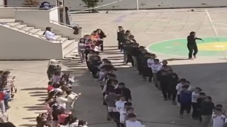 Rizede tebessüm ettiren görüntü: 23 Nisana hazırlanan öğrencilere iskele üzerinde halay çekerek eşlik etti