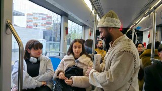 Roman kahramanları tramvaya bindi, kitap dağıttı